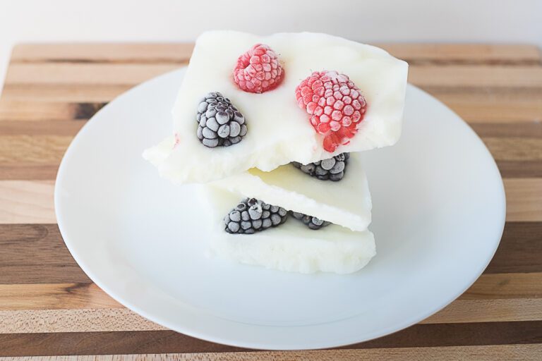 Yogurt frozen with berries in it