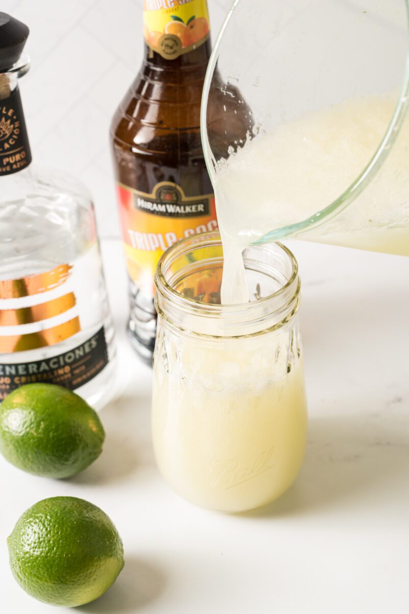 Pour blended margaritas into 1 pint mason jars