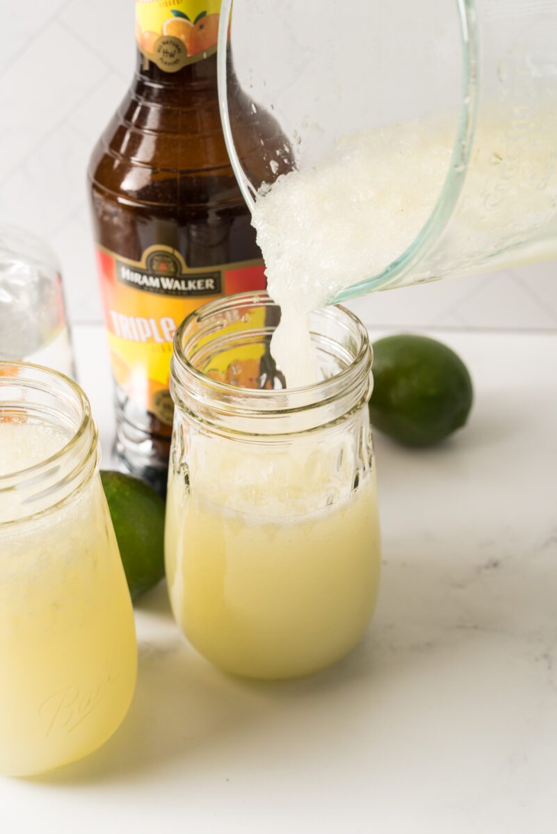 Pour blended margaritas into 1 pint mason jars