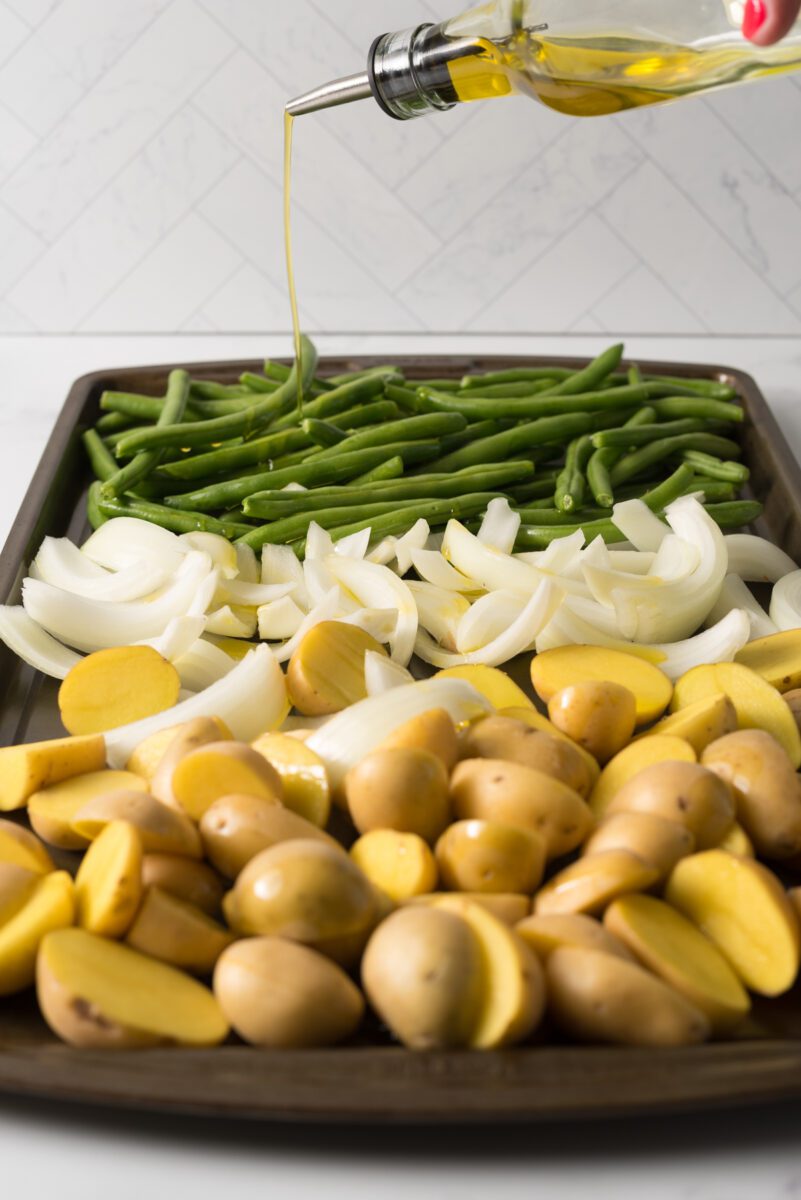 Pour the olive oil over the vegetable and sprinkle with the garlic powder and pepper