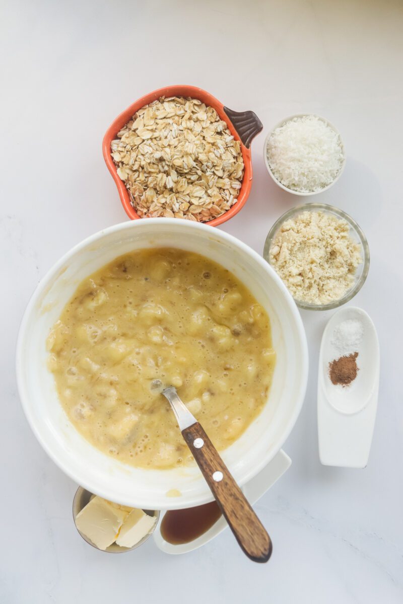 Prepare the mixture with bananas and eggs